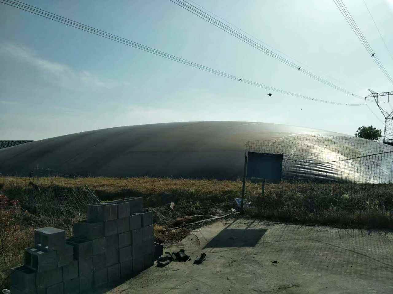 修筑完工的外圍堰鋪設(shè)土工膜表面一定要加寬嗎？